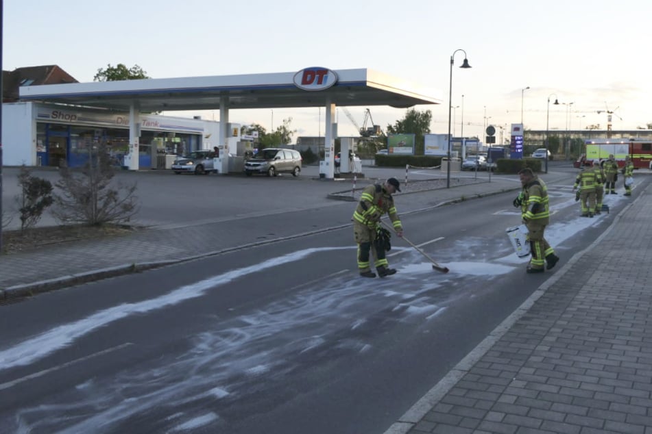 Kameraden der Grimmaer Feuerwehr bei der Beseitigung der Ölspur.