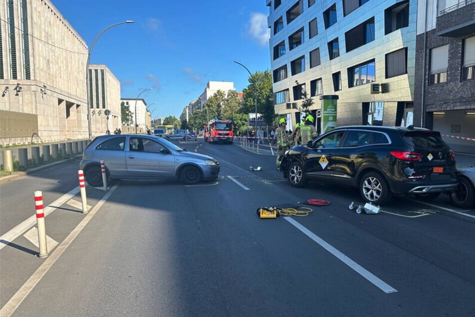 Verkehrsunfall in Berlin-Mitte: Ladung stellt Feuerwehr vor Herausforderung