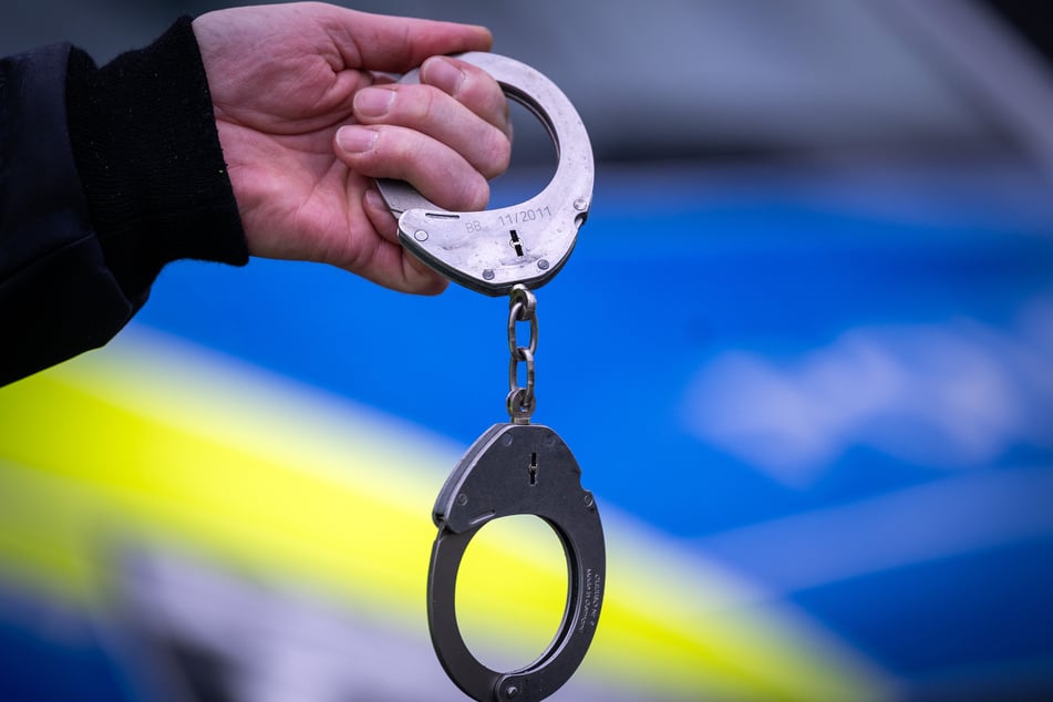 Ein 21-Jähriger mit einer Luftdruckpistole wurde am Samstag in Halle der Polizei übergeben. (Symbolbild)