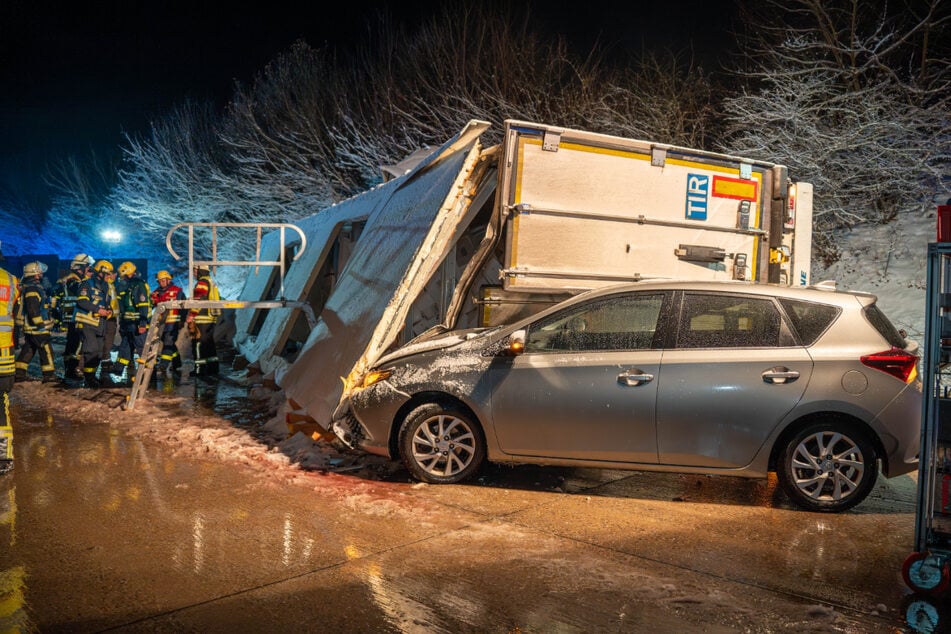 Ein nachfolgendes Auto konnte nicht mehr ausweichen und krachte ins Heck des Lkw. Auch sechs weitere Fahrer konnten nicht mehr rechtzeitig bremsen.