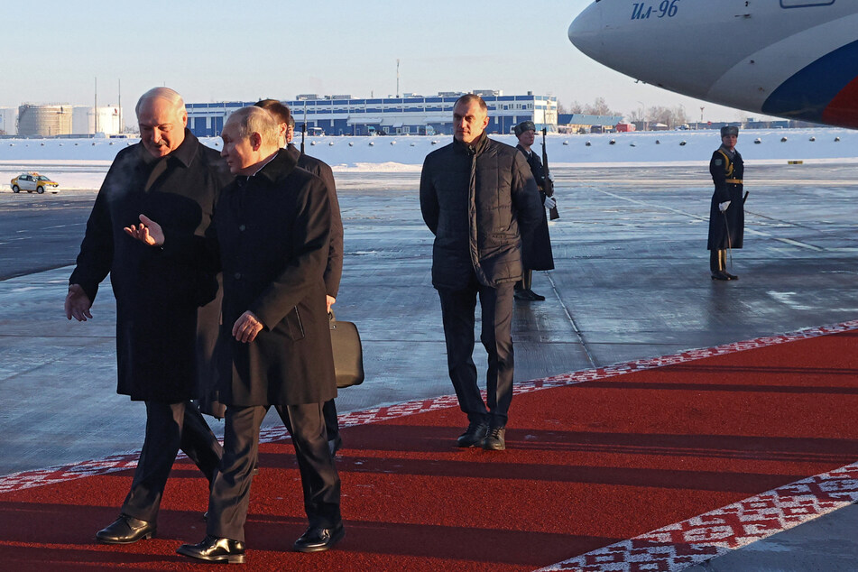 Alexander Lukaschenko (68, links) holt seinen Dikatoren-Kumpel Wladimir Putin (70) am Montag vom Flughafen ab.