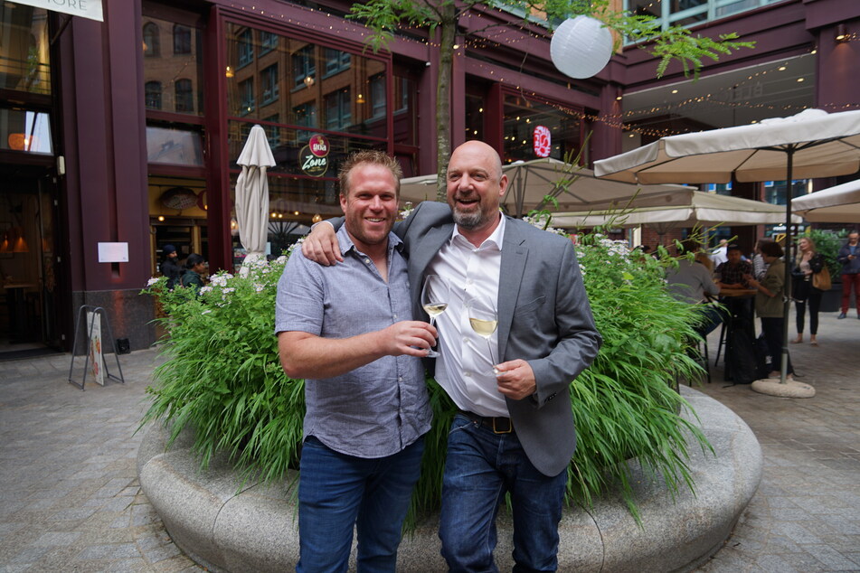 Lukas Kesselring vom gleichnamigen Weingut in Rheinland-Pfalz (l.) zusammen mit Matthias, Weinsommelier des Unternehmens "Beckröge", bei der Eröffnung am Donnerstag in den Stadthöfen.