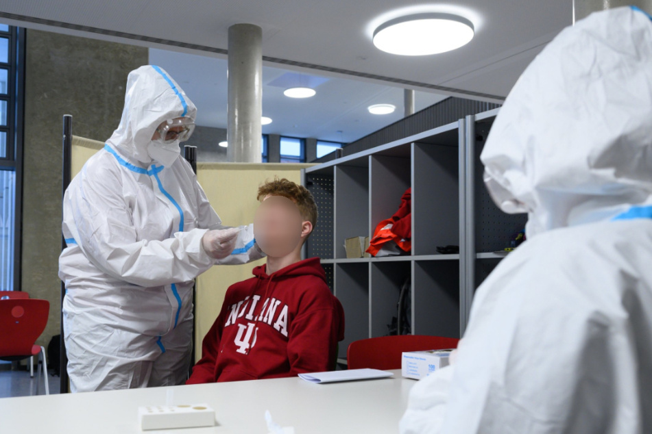 Bei der Schnelltestkampagne an Sachsens Schulen wurden binnen zwei Tagen 23 positive Schüler und acht Corona-positive Lehrkräfte entdeckt.