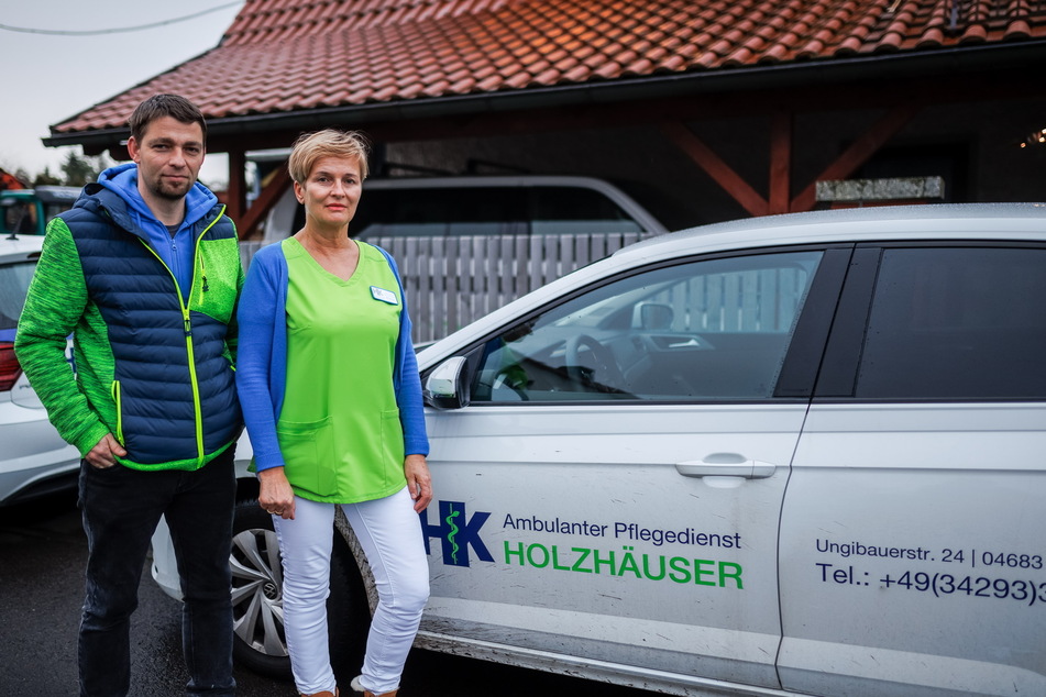 Verzweifelt: Pflegedienst-Chefin Simone Holzhäuser (54) mit ihrem Mitarbeiter Nico Heue (39), der sich auch arbeitssuchend gemeldet hat.