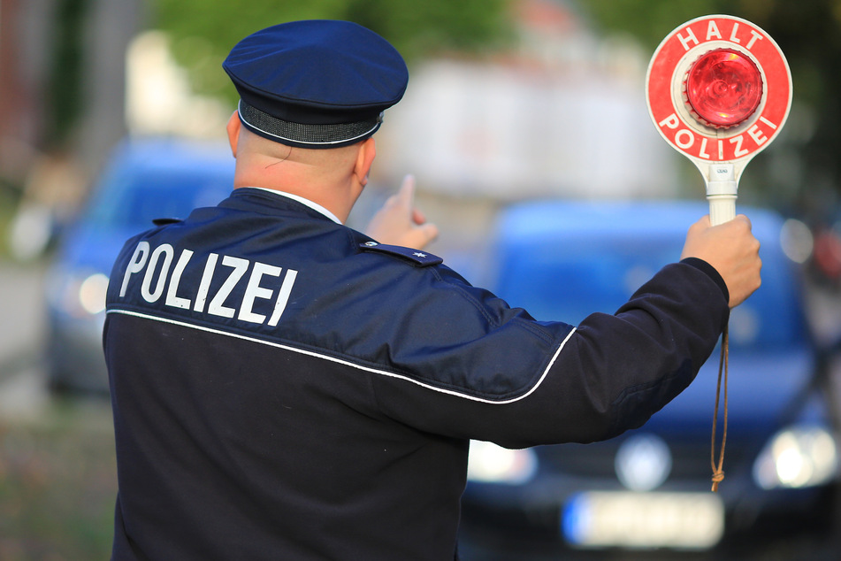 Bei einer Verkehrskontrolle in der Nacht von Freitag auf Samstag im rheinland-pfälzischen Frankenthal rauschte ein Autofahrer auf Polizeibeamte zu und bremste erst im letzten Moment. (Symbolbild)