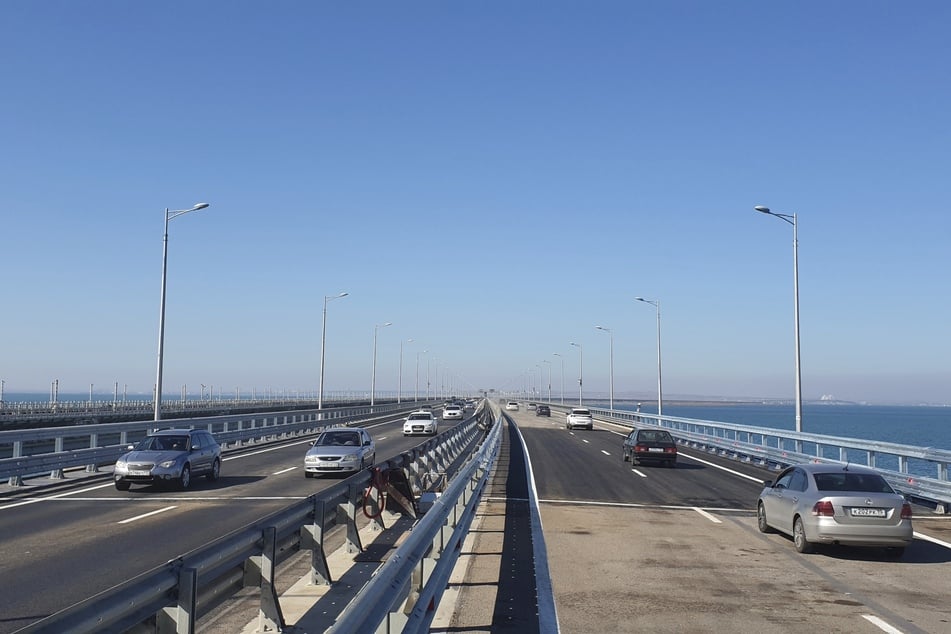 Die Brücke verbindet das russische Festland und die Halbinsel Krim.