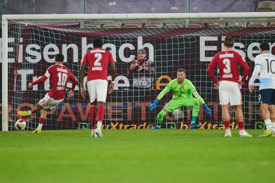 Tolcay Cigerci (Nr. 10) verwandelt souverän den Elfer zur FCE-Führung.