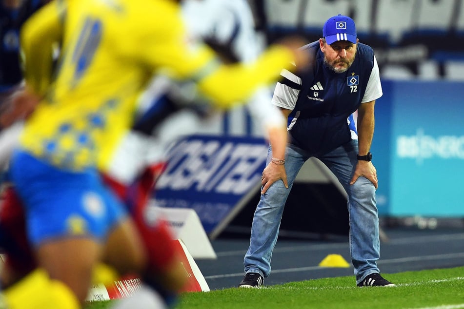 Inklusive des Pokal-Aus beim SC Freiburg ist der HSV seit mittlerweile vier Pflichtspielen sieglos. Und trotz Krise verteidigt Trainer Steffen Baumgart seine Spielern.