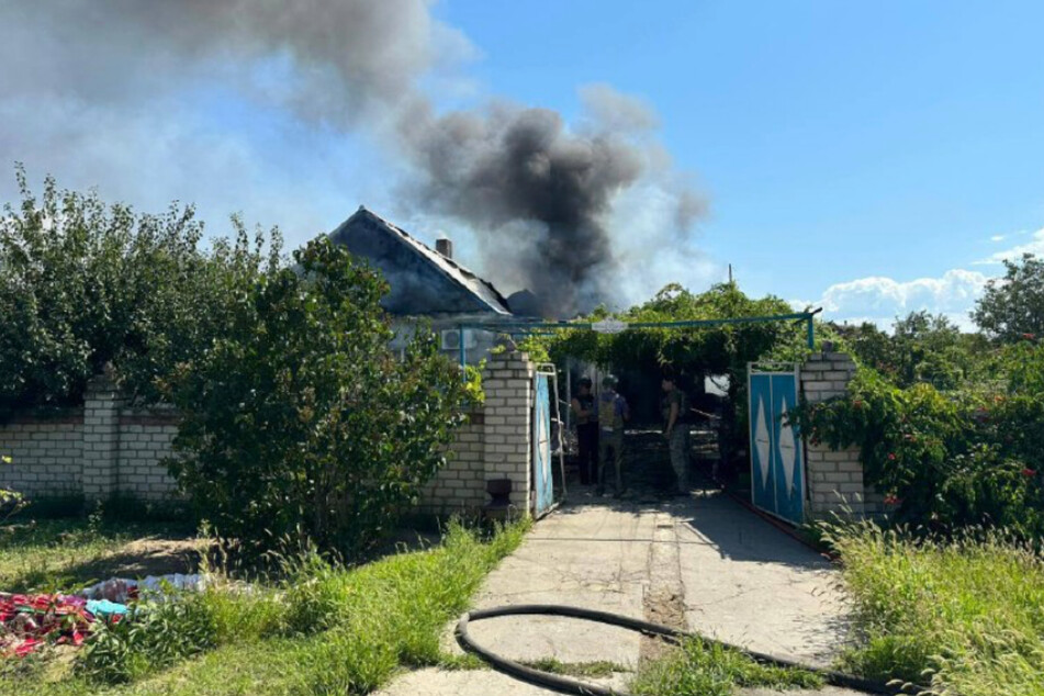 Dörfer am Nordufer des Flusses Dnipro sind von russischen Artilleriefeuern getroffen worden.