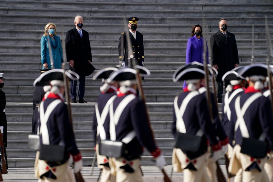 Präsident Joe Biden (78, 2. v.l.) und seine Ehefrau Jill sowie Kamala Harris, Vizepräsidentin der USA, und ihr Ehemann bei der Inspektion von Truppenteilen.