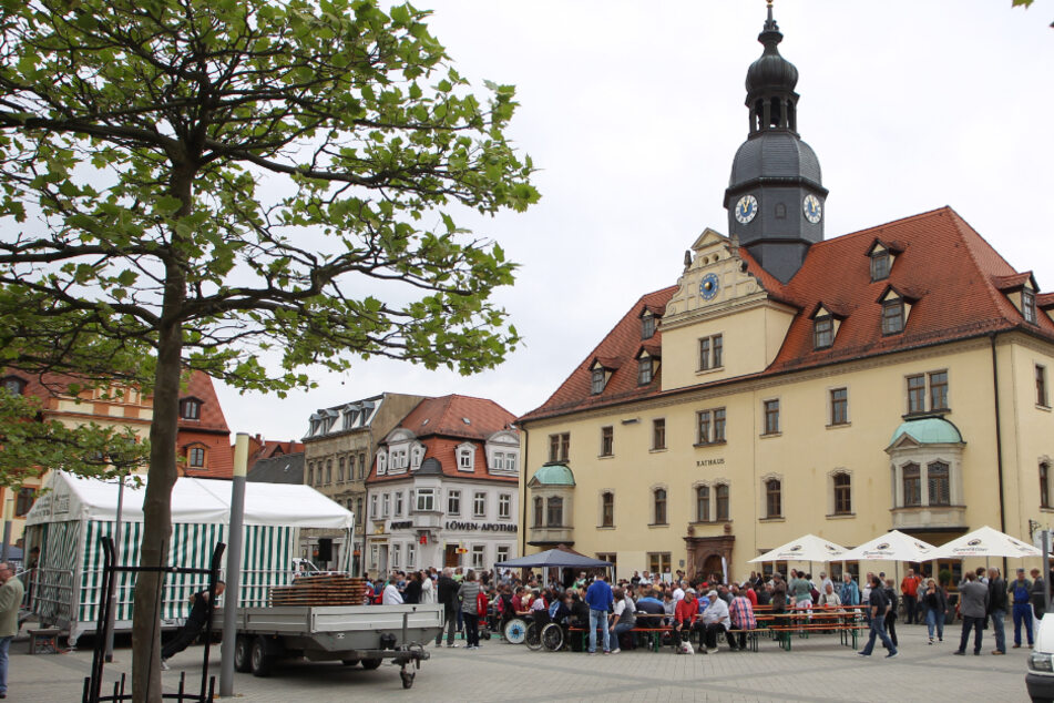 Auf dem Marktplatz in Borna soll ab dem 1. Dezember zumindest ein wenig Weihnachtsstimmung aufkommen. (Archivbild)