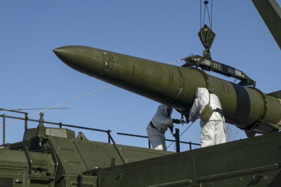 Russische Truppen laden während einer Übung eine ballistische Boden-Boden-Rakete vom Typ Iskander auf eine mobile Abschussvorrichtung. (Archivfoto)