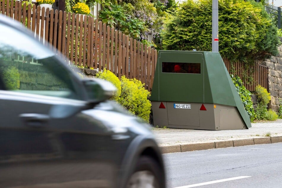 An der Grundstraße in Höhe Rißweg lauert der brandneue Superblitzer auf Temposünder.