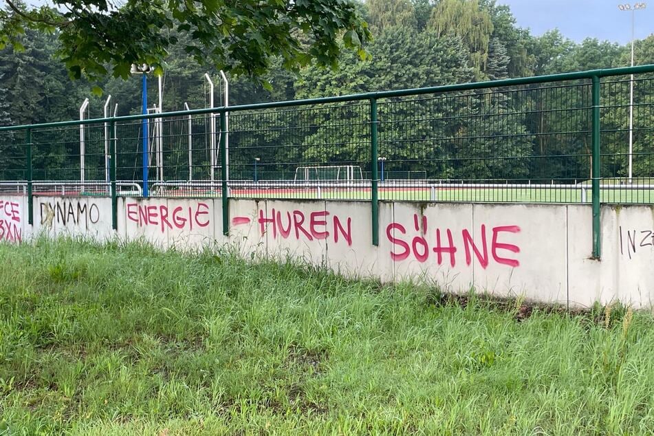 Auch die Stadionrückseite wurde verunstaltet.