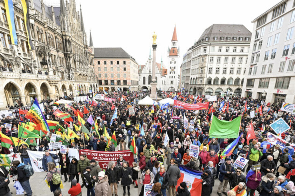 Demonstranten gegen die Münchner Sicherheitskonferenz haben sich am Marienplatz versammelt. Zu der Demonstration mit Kundgebungen hat das "Aktionsbündnis gegen die NATO-Sicherheitskonferenz" aufgerufen.