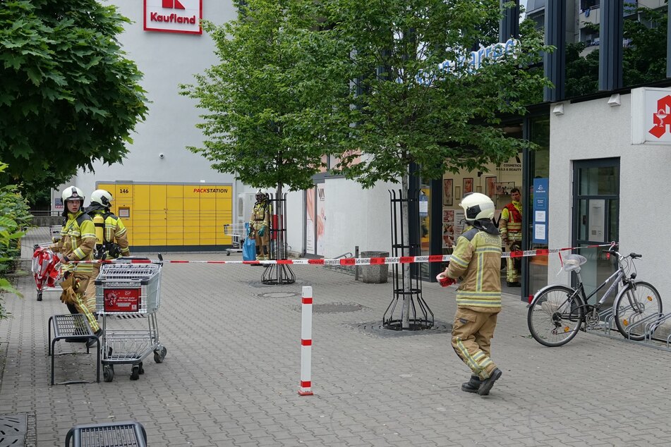 Das Gebäude wurde evakuiert. Einsatzkräfte sperrten den betroffenen Bereich ab.