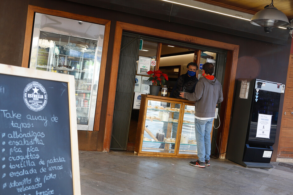 Abholung Ja, Bedienung am Tisch Nein: So sah es lange Zeit auf Mallorca aus. Bis 17 Uhr können Restaurants nun wieder öffnen.