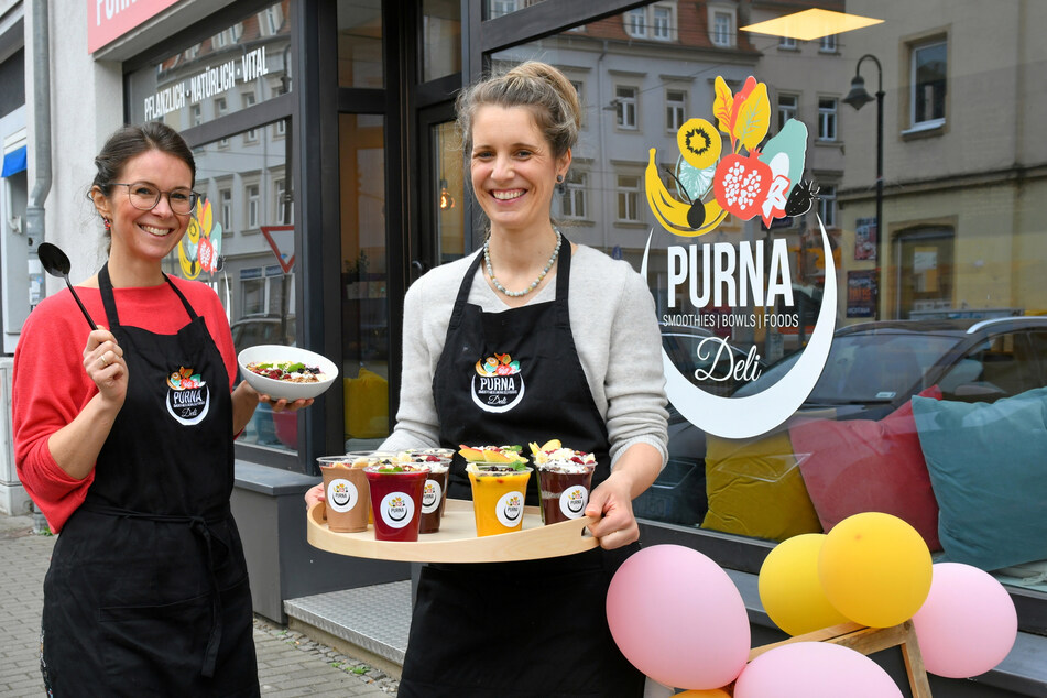Zur Eröffnung herrschte noch große Freude: Nora Schütz (38, l.) und Claudia Unger (39) starteten im "Purna Deli" mit Smoothies und Bowls durch. Dessen aufwendige Herstellung führte nun jedoch zur Schließung des Ladens.