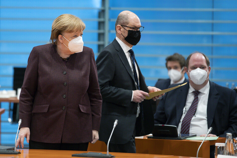 Bundeskanzlerin Angela Merkel (66, CDU, l.), Bundesfinanzminister Olaf Scholz (63, SPD, M.) und Bundeskanzleramtschef Helge Braun (48, CDU, r.) gemeinsam im Kanzleramt.