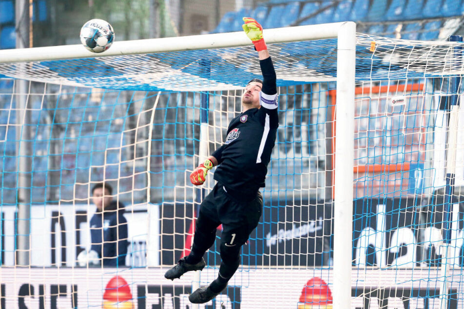 Da fliegt er ins Eck: Martin Männel pariert gegen den VfL Bochum einen Freistoßball.