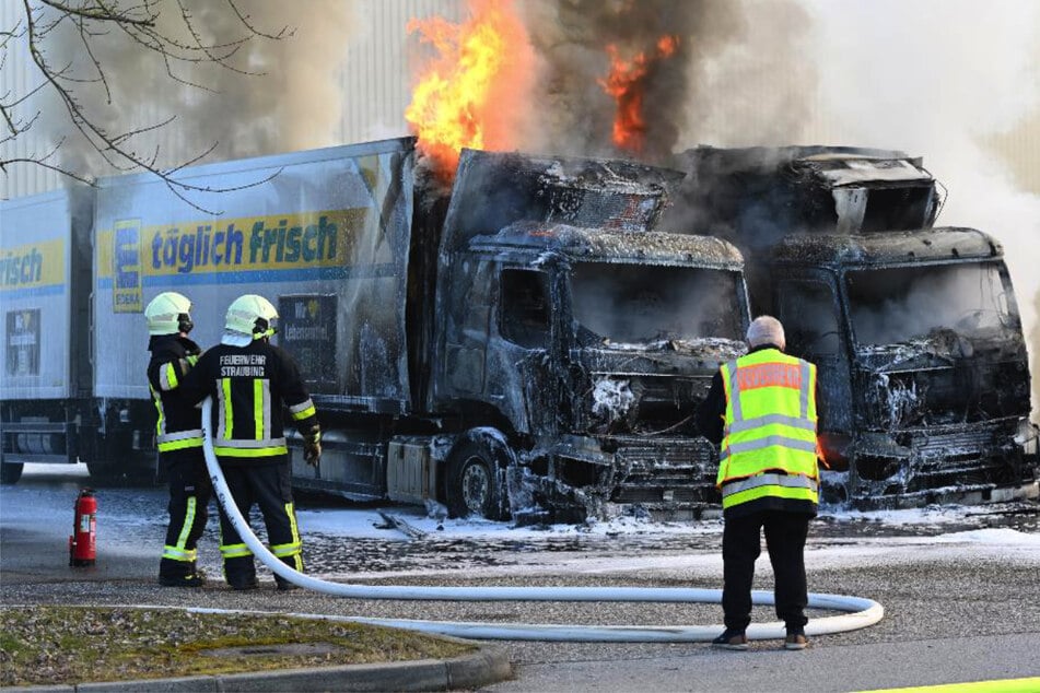 Zwei Lkws brannten an einem Logistikzentrum lichterloh.