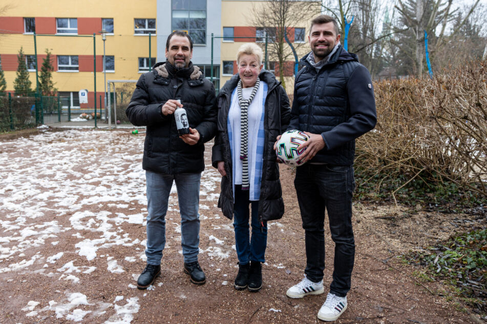 Beate Nobis (65, M.) freut sich, dass Benny (35, r.) und Ulf Kirsten (57) dem Kinderhaus Leubnitz einen Bolzplatz sponsern.