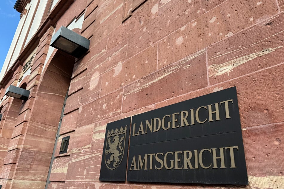 Der Vorfall hatte sich am Mittwoch vor dem Landgericht Hanau ereignet.