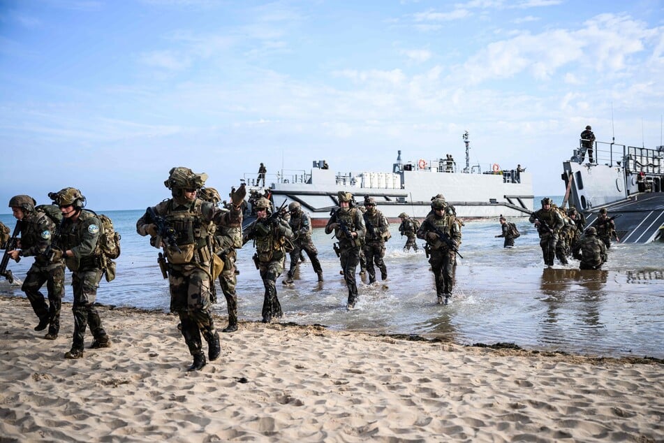 Vor den "D-Day"-Gedenkfeiern steigen französische Truppen während einer gemeinsamen amphibischen Landungsoperation mit den USA am Omaha-Strand in der Normandie aus einem US-Landungsboot aus.