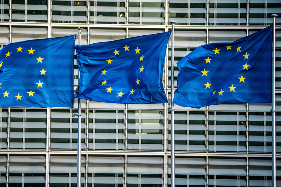 Europaflaggen wehen vor dem Sitz der Europäischen Kommission in Brüssel.