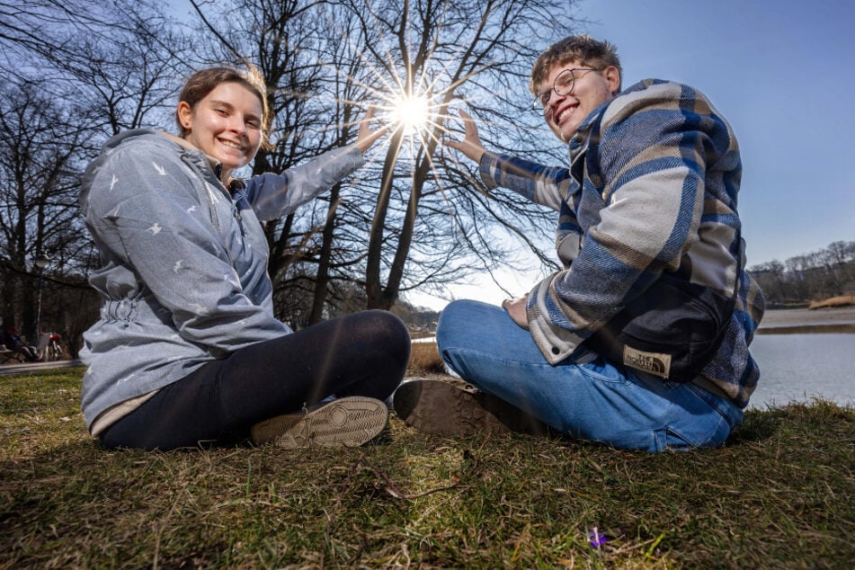 Jessica (26) und Jacob (23) fangen schon einmal die Sonnenstrahlen ein.