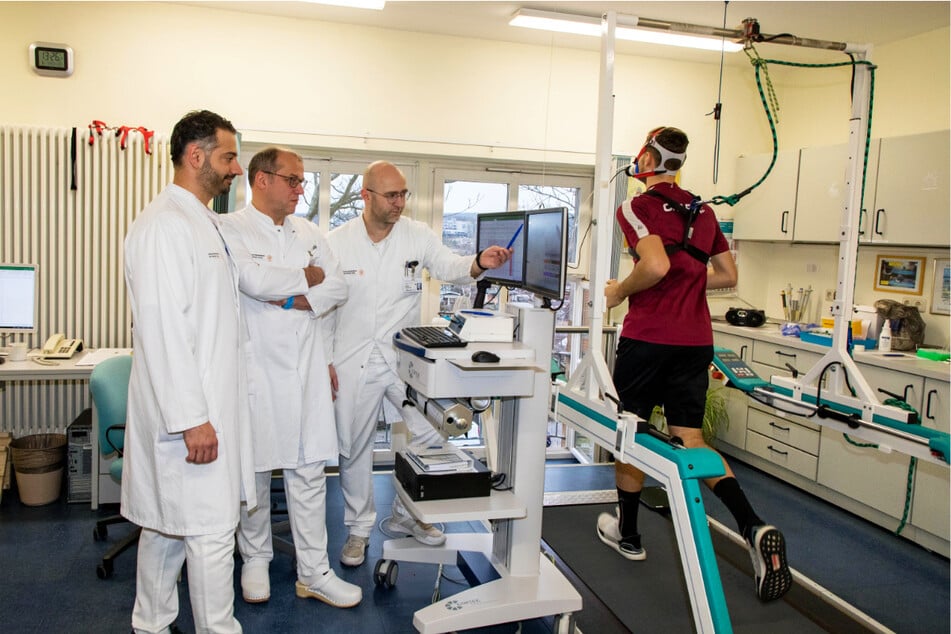 Dynamos Mannschaftsarzt Dr. Onays Al-Sadi (l.) wird auch am heutigen Donnerstag wieder mit seinen Kollegen die Leistungsdiagnostik der Spieler überwachen.