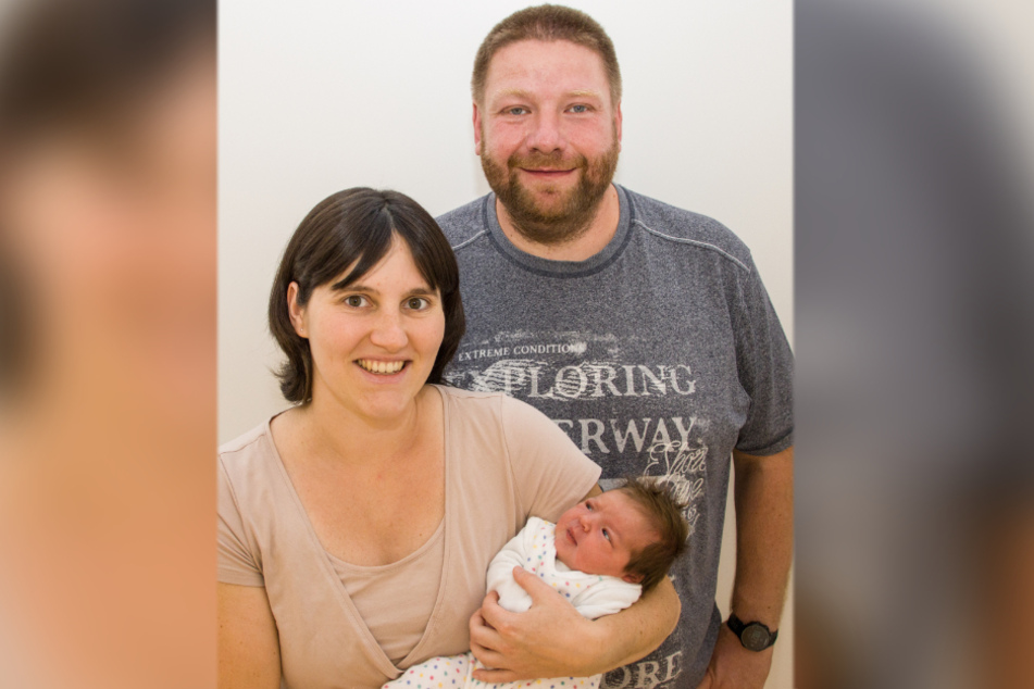 Kathrin (31) und Sandro Winkler (43) freuen sich über ihre eilige Luise, die als Jubiläums-Baby zur Welt kam.