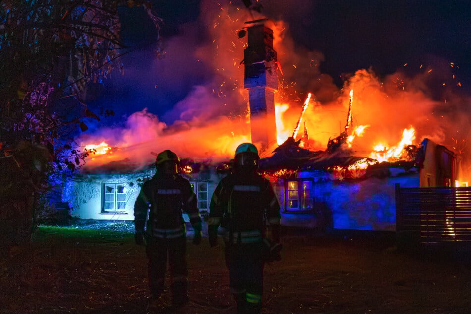 Historisches Gebäude brennt bis auf die Grundmauern nieder