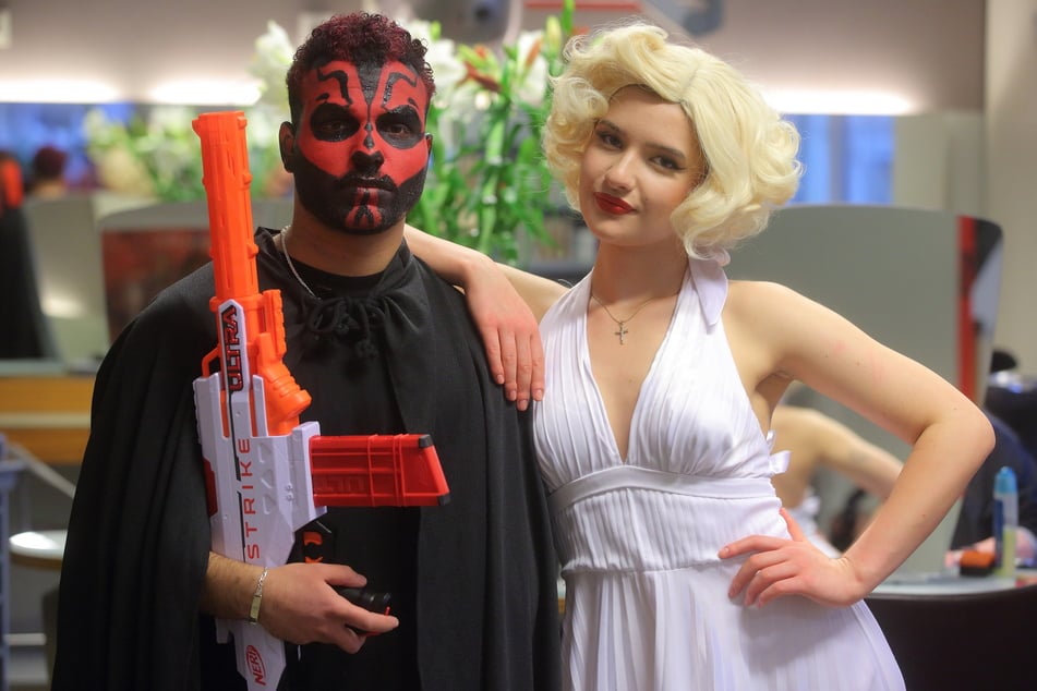 In Vorbereitung für die Karnevalsparty haben sich die Salonmitarbeiter kostümiert: Stella (20) als Marilyn Monroe und Talab (23) als "Star Wars"-Lord Maul.