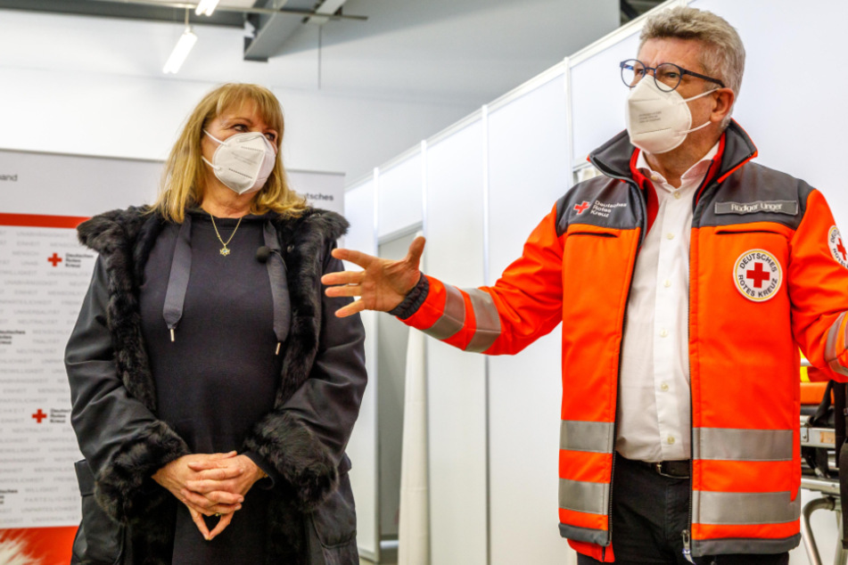 Sachsens Gesundheitsministerin Petra Köpping (63, SPD) und DRK-Sachsen-Chef Rüdiger Unger (60) am Montag im Impfzentrum Dresden.