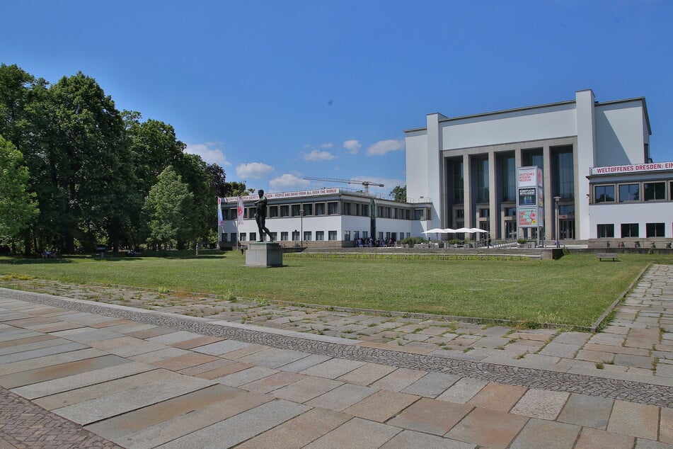Am Lingnerplatz war die Feuerwehr wegen Mülleimer-Bränden gefordert. Mehrere Kameraden nahmen nach dem mutmaßlichen Verursacher die Verfolgung auf. (Archivbild)