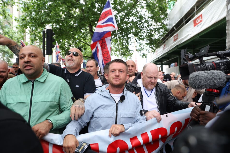 Tommy Robinson (42, center) is a British activist, well-known right-wing extremist and currently in prison.