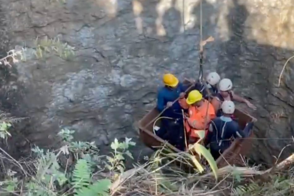 Rettungskräfte seilen sich in die Unglücksmine ab.