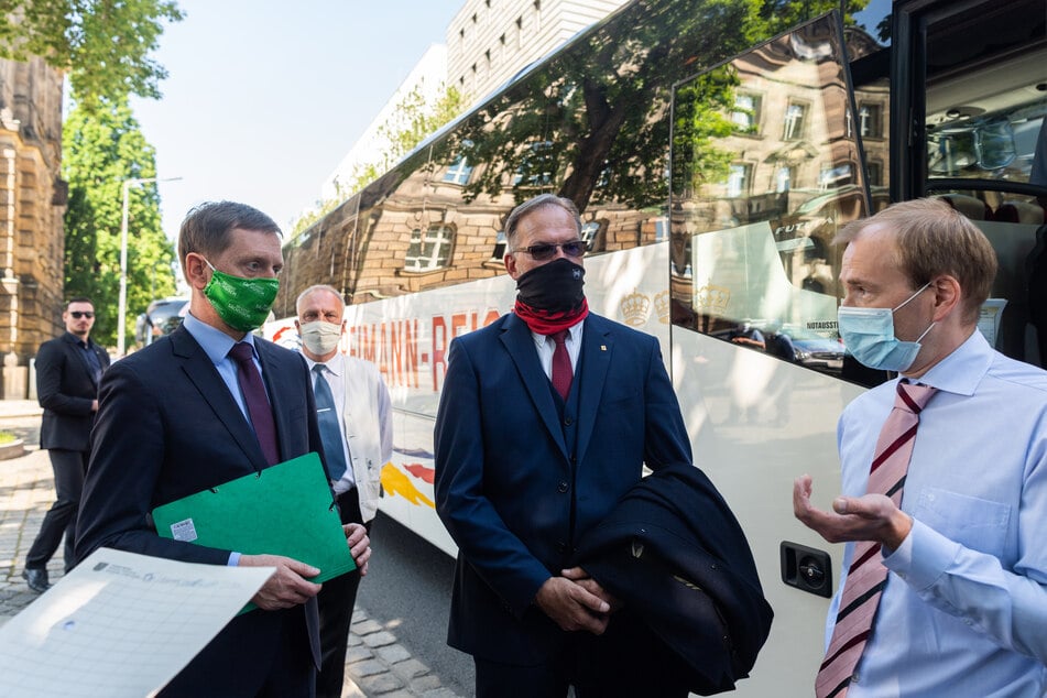 Vor der Staatskanzlei sprach Ministerpräsident Kretschmer mit Betroffenen.