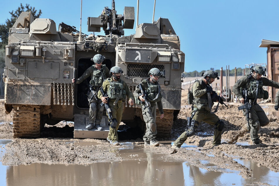 Israelische Soldaten, die aus einem gepanzerten Fahrzeug nahe der Grenze zwischen Israel und Gaza im Süden Israels aussteigen.