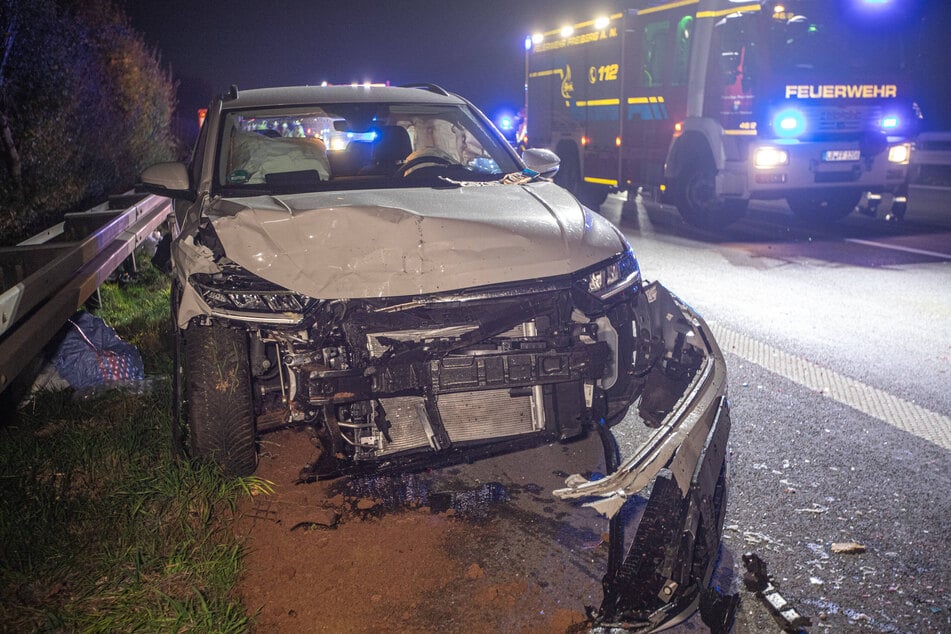 Neben mehreren Polizeistreifen und dem Rettungsdienst befanden sich auch die Autobahnmeisterei und die Feuerwehr im Einsatz.