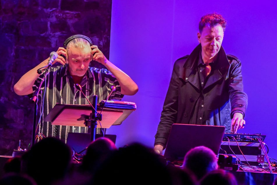 Peter Heppner (58, links) zusammen mit Produzent und Keyboarder Dirk Riegner. Unter dem Motto "TanzZwang" bringt das Duo Heppners Hits als Dancepop-Versionen auf die Bühne. Am Freitag machten sie Halt in der Moritzbastei.