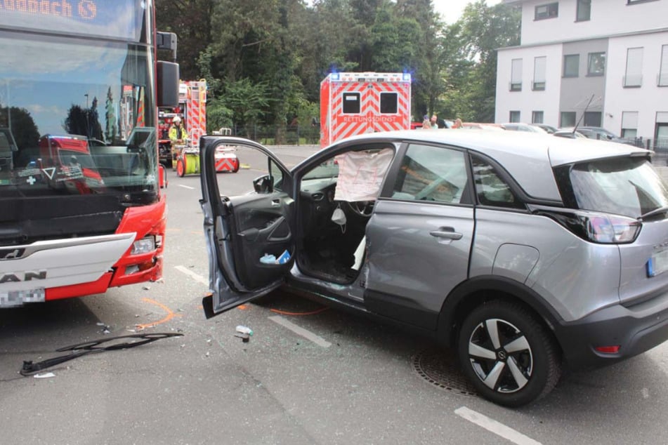 85-Jähriger übersieht Bus: Unfall in Bergisch Gladbach sorgt für sechs Verletzte