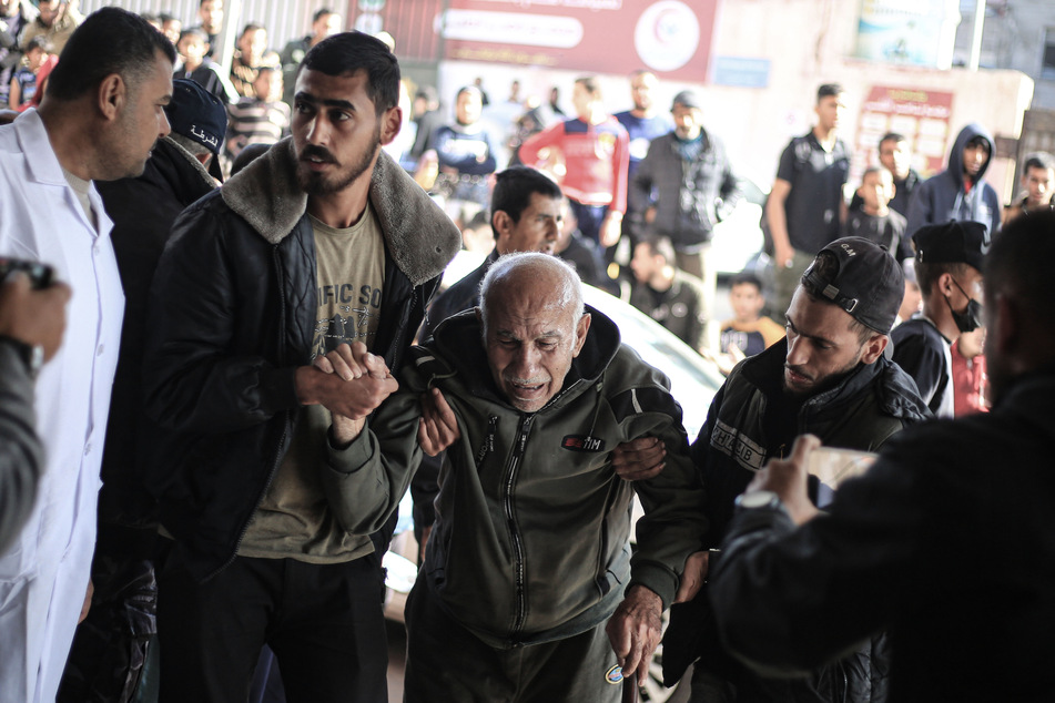 Nach israelischen Luftangriffen auf die Stadt Khan Yunis kommen verwundete Palästinenser zur Behandlung im Nasser-Krankenhaus an.