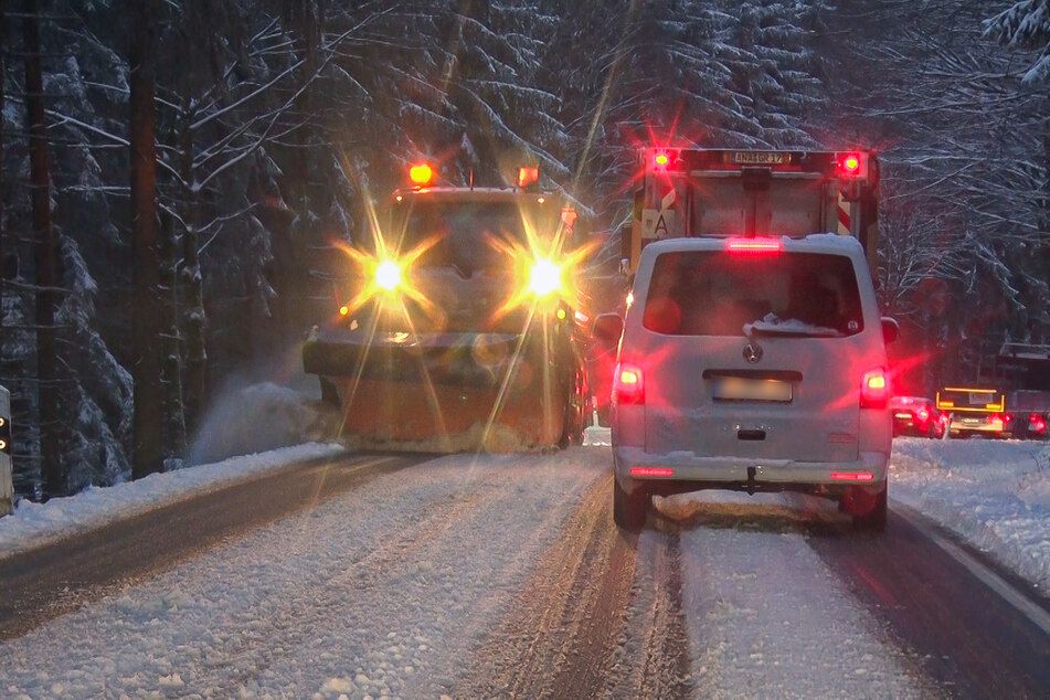 Winterdienst im Dauereinsatz: Bis zu zehn Zentimeter Neuschnee fielen am Dienstagmorgen im Erzgebirge.