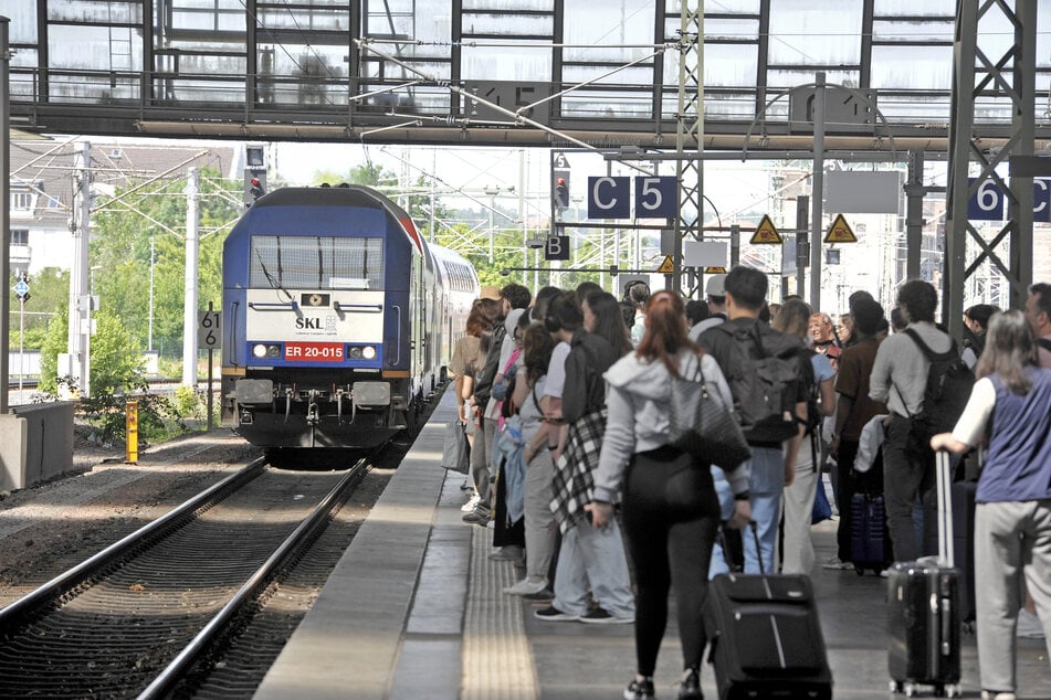 Beinahe täglich steigen Frust und Verzweiflung bei den Fahrgästen, schon wenn der RE6 in den Chemnitzer Hauptbahnhof einfährt.
