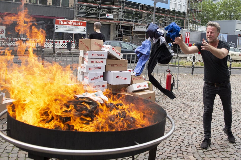 Auf dem Kölner Rudolfplatz warf der Reporter Jenke von Wilmsdorff (55) Altkleider in lodernde Flammen.