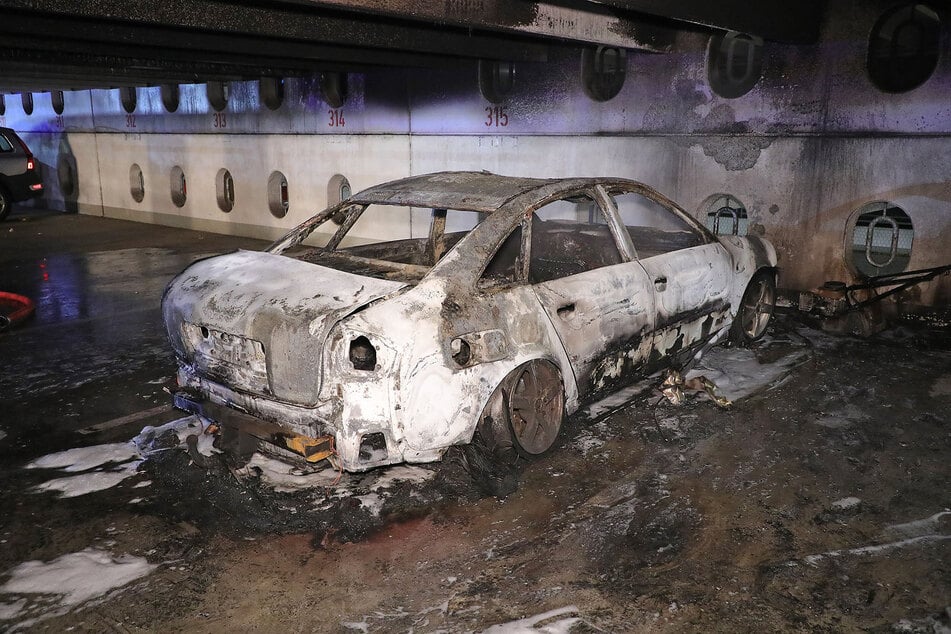 Der abgefackelte A6 im mehrstöckigen Parkhaus in Prohlis.