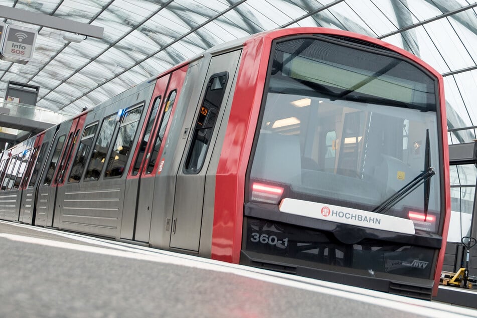 Hamburg: Eine U-Bahn steht im Bahnhof Elbbrücken. (Archivbild)