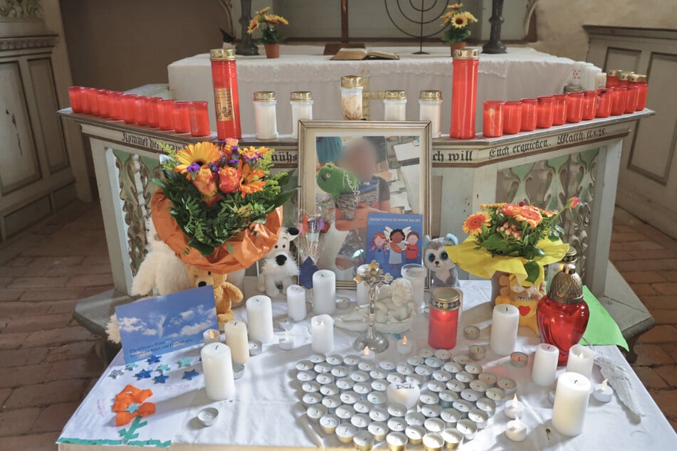 Auf dem Altar in der Kirche stehen Kerzen, Blumen und Fotos zum Gedenken an den kleinen Joel. Die Ermittlungen nach der Tötung des Sechsjährigen am See laufen nach wie vor auf Hochtouren.